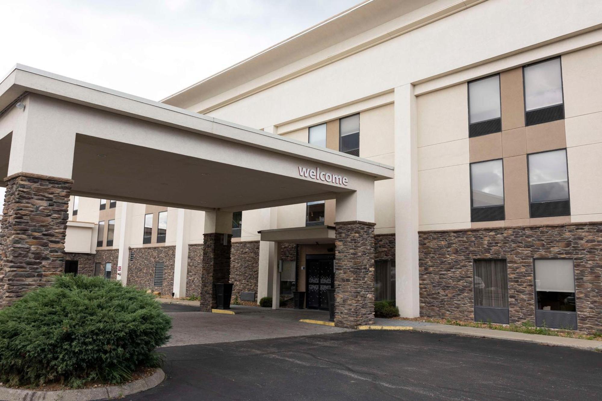 Hampton Inn Kent/Akron Area Екстер'єр фото